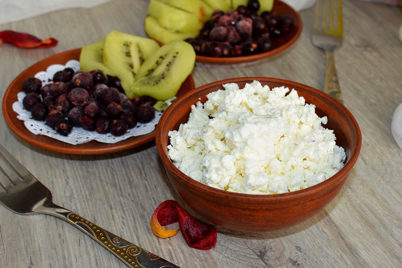 Cottage cheese and fruits